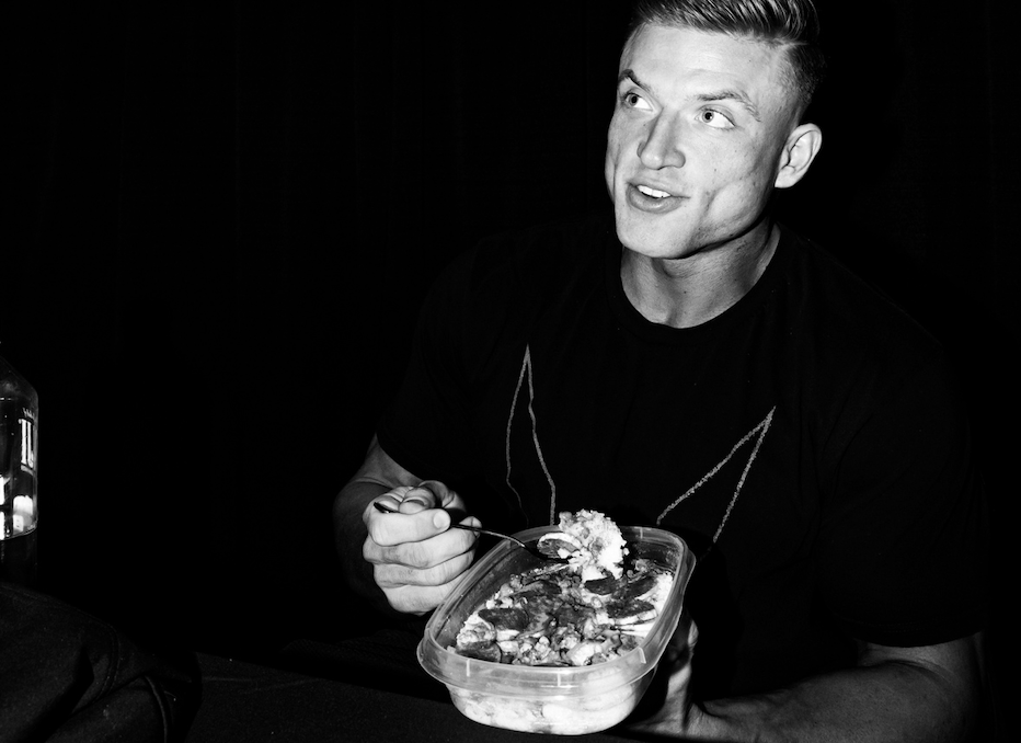 Urs Kalecinski beim Essen – Carb-Loading für Muskelaufbau