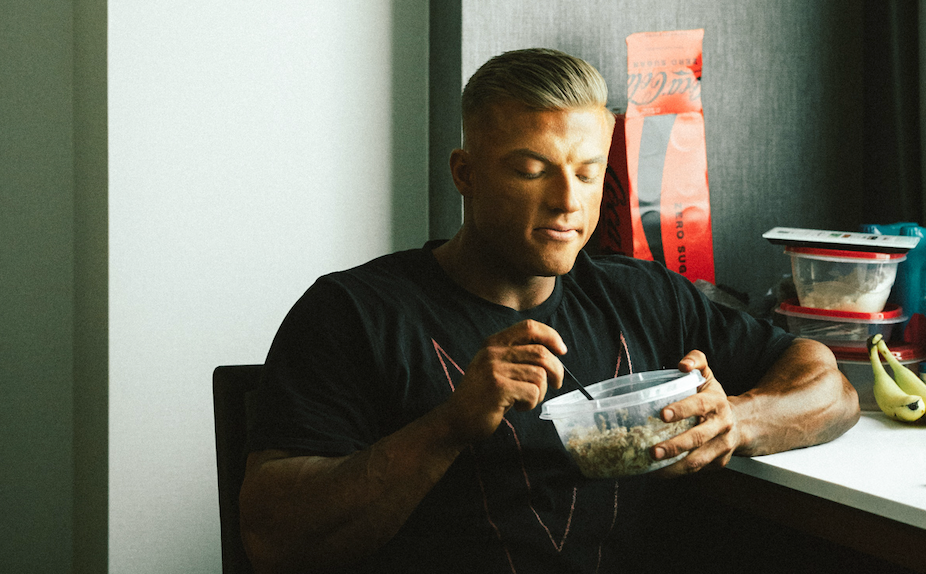 Bodybuilder Urs Kalecinski beim Essen – optimale Makronährstoffverteilung für Muskelaufbau, Regeneration und Wettkampfvorbereitung