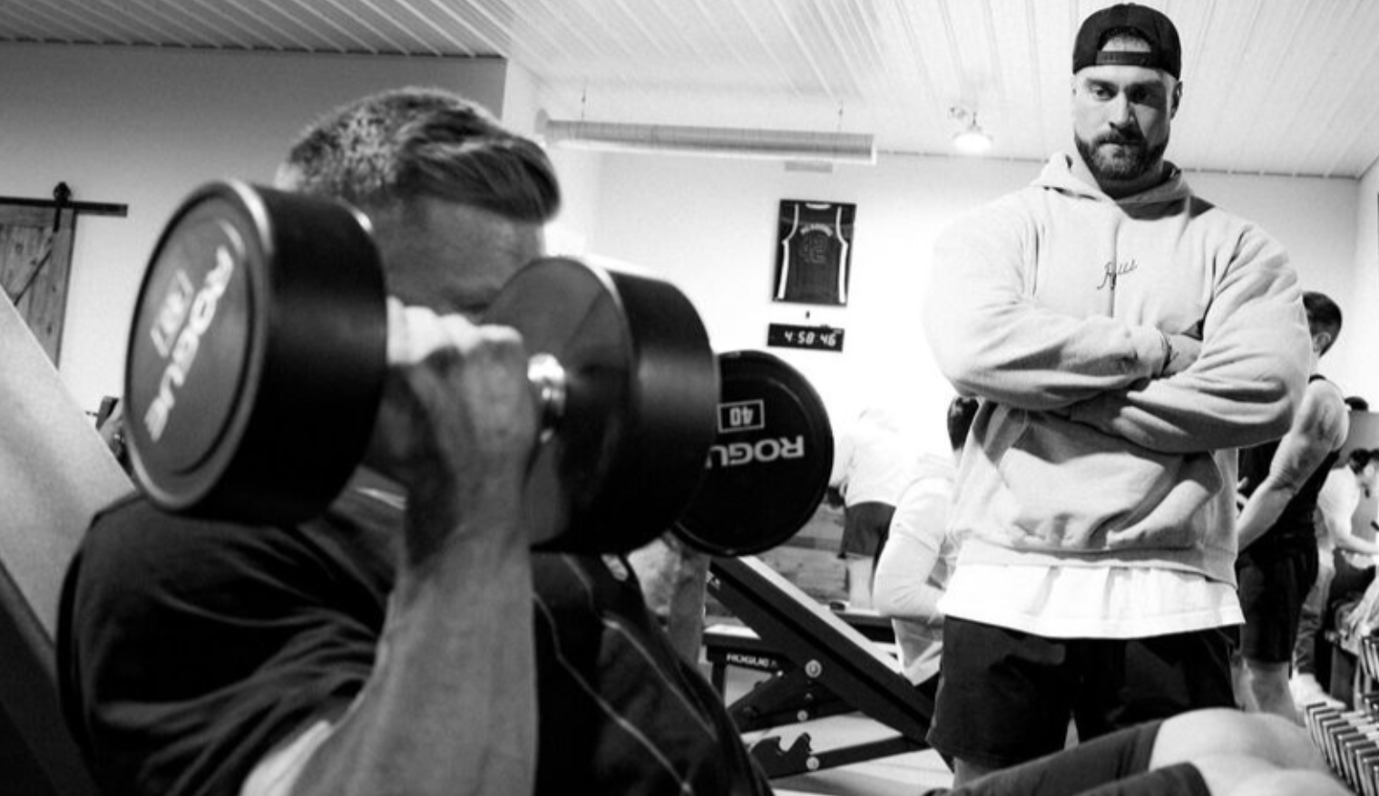 Urs Kalecinski beim intensiven Krafttraining – gezielter Muskelaufbau und optimaler Stoffwechsel durch effektiven Trainingsplan und passende Supplements