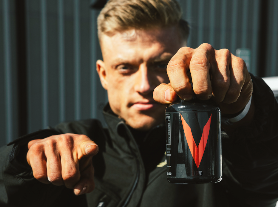 Bodybuilder Urs Kalecinski mit Supplements