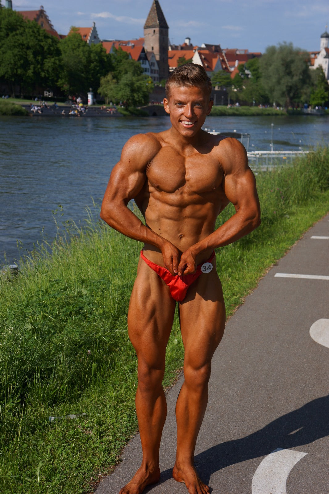 Urs Kalecinski bei seinen ersten Bodybuilding-Wettkämpfen – altes Foto vor dem Bühnenauftritt