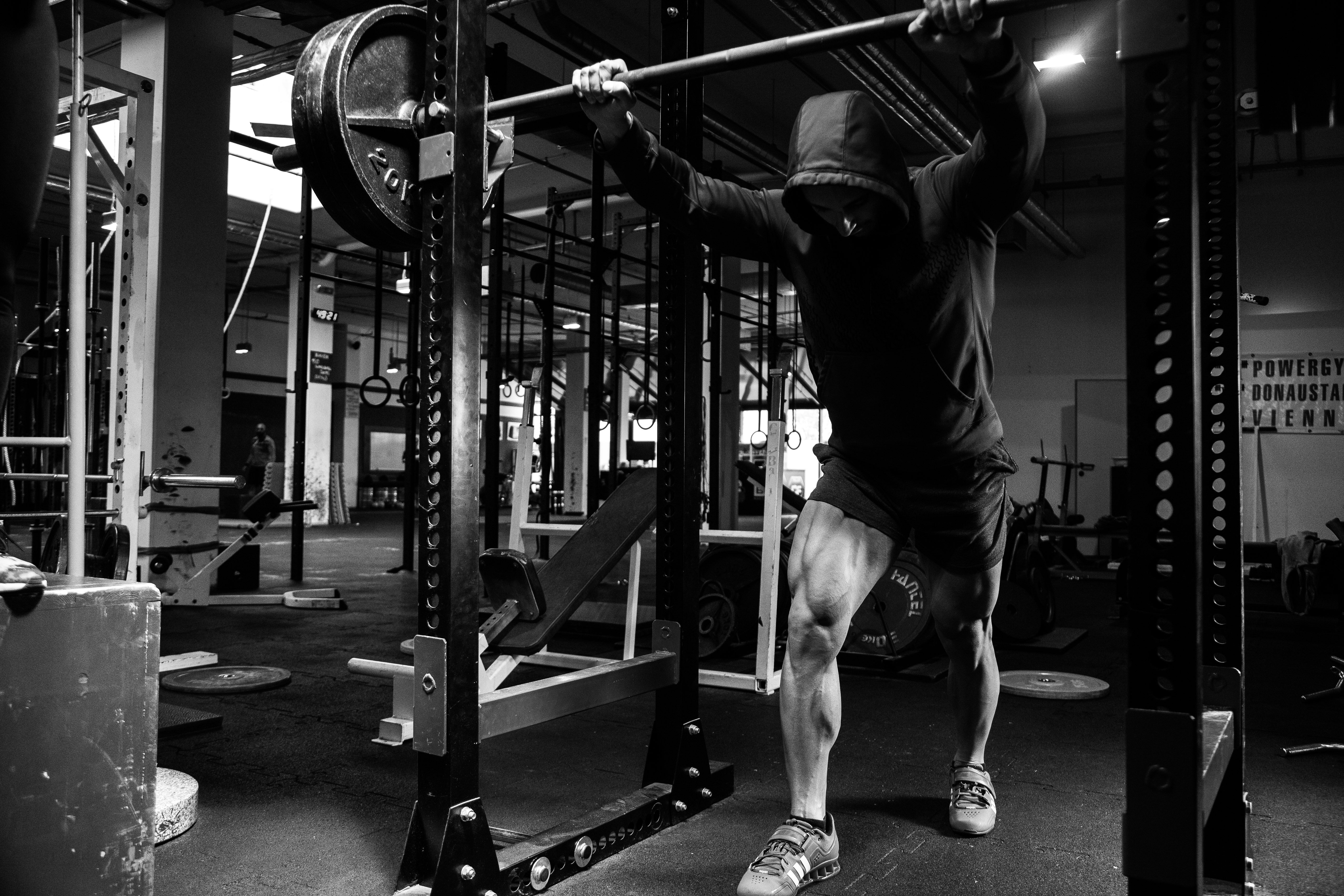 Bodybuilder beim Training – Die Vorteile eines Coaches im Bodybuilding