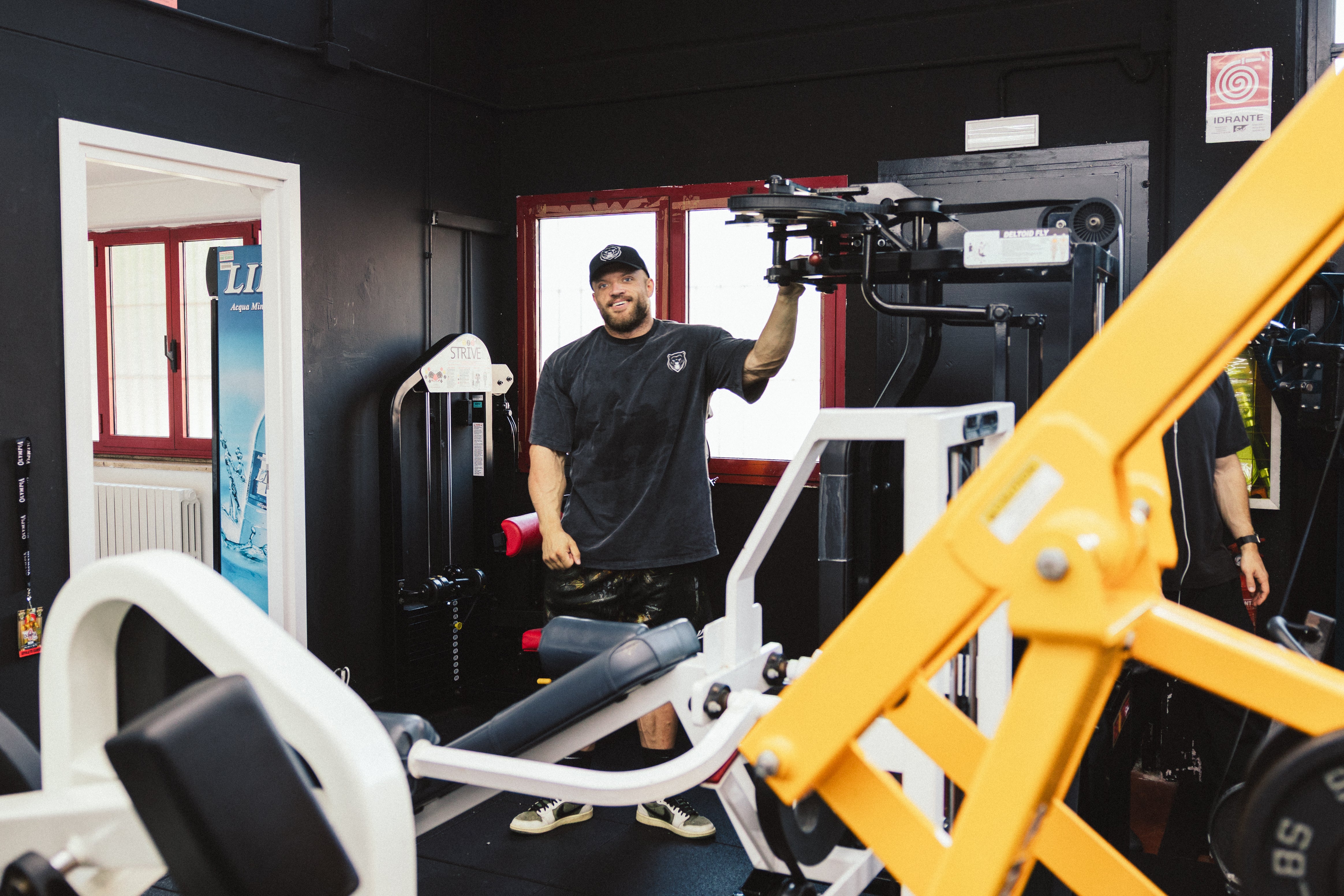 Men's Open Bodybuilder Urs Kalecinski trainiert im Gym