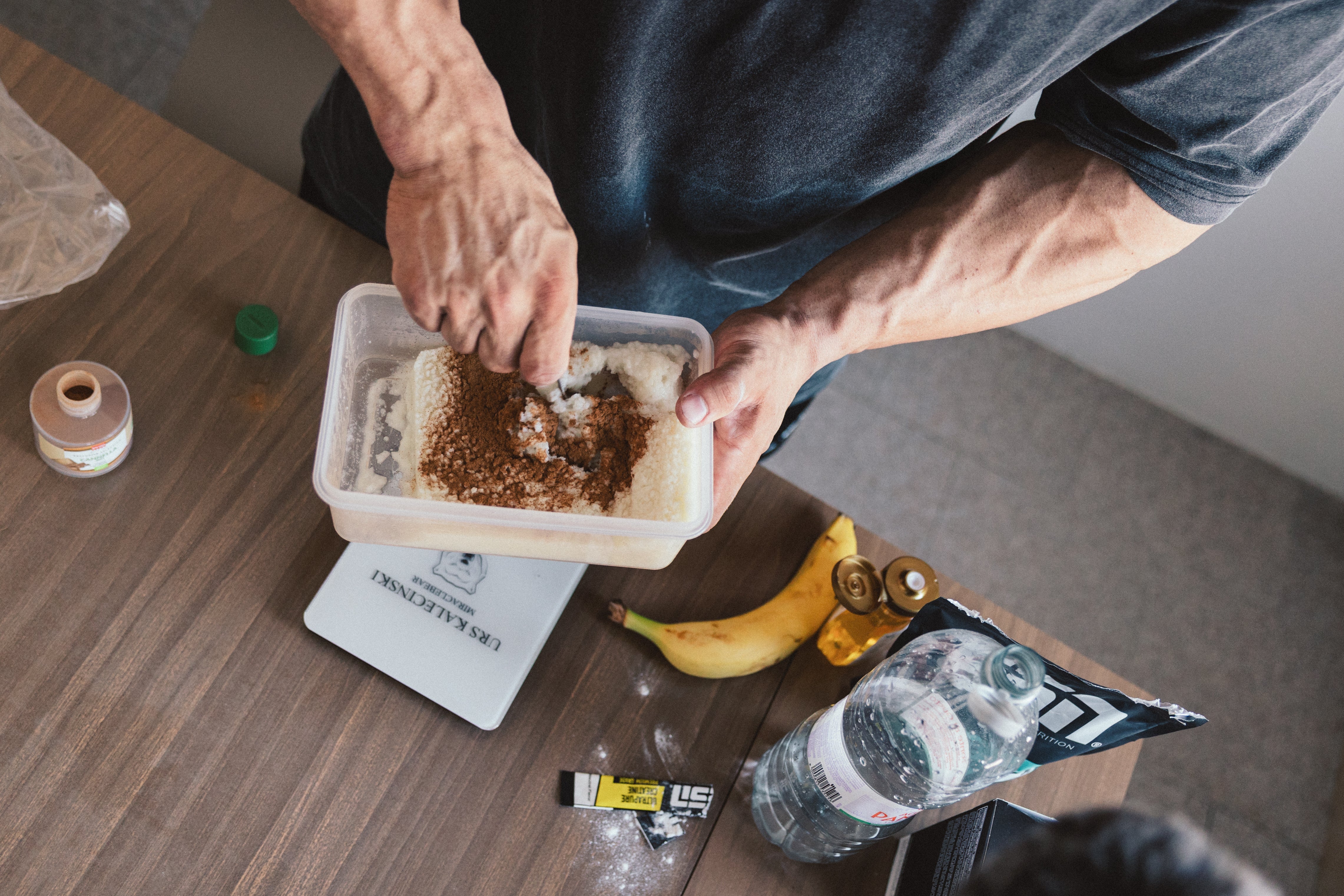 Urs Kalecinski beim Frühstück – proteinreiche Mahlzeit als Teil seiner Muskelaufbau Ernährung im Bodybuilding