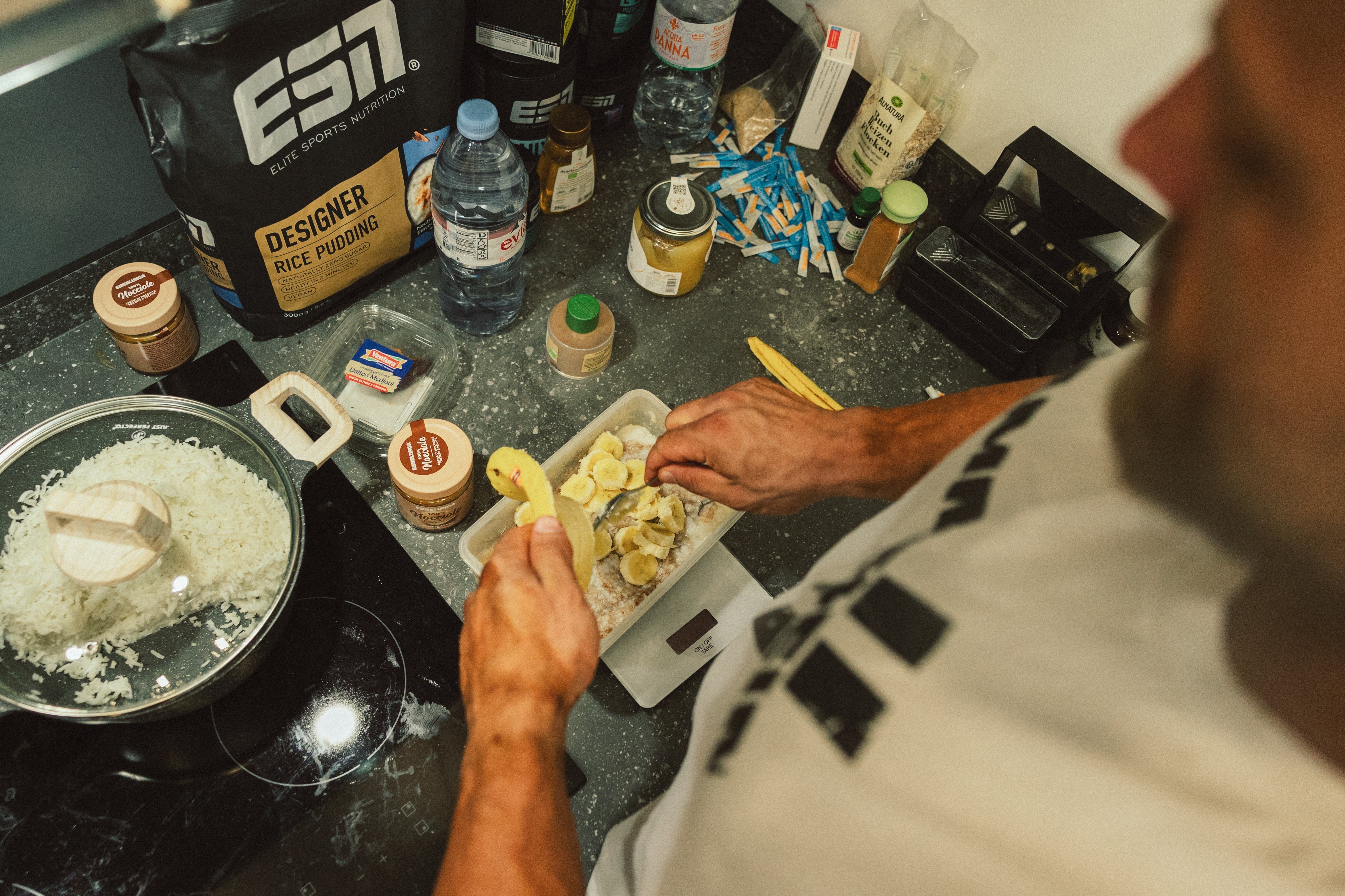 Urs Kalecinski bereitet sein Bodybuilding Meal vor – ausgewogene Muskelaufbau Ernährung mit Protein, Kohlenhydraten und gesunden Fetten