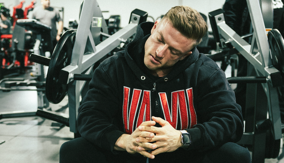 Cortisol und Muskelaufbau im Krafttraining – Bodybuilder Urs Kalecinski beim Workout