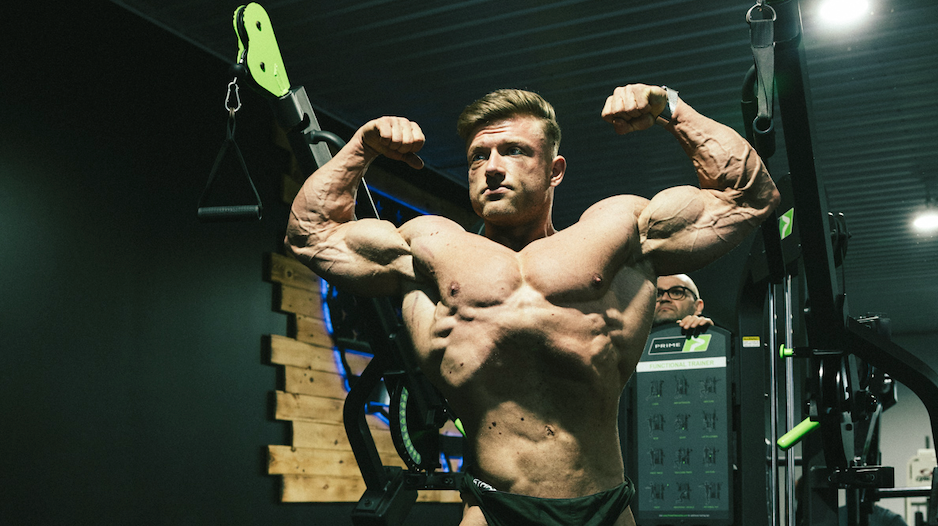 Bodybuilder Urs Kalecinski beim Bühnen-Posing – Entwässerung für maximale Muskeldefinition in der Wettkampfvorbereitung.