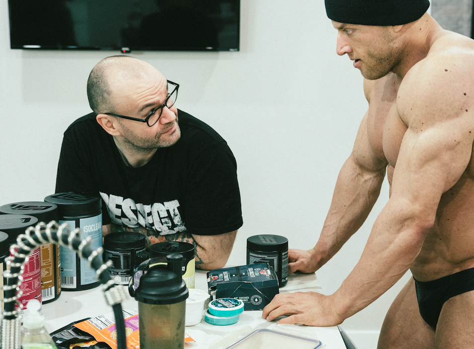 Bodybuilder Urs Kalecinski mit Supplements – Glutamin für Muskelaufbau, Regeneration und Kraftsport