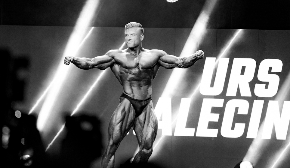 Urs Kalecinski beim Posing auf der Bühne – Bodybuilding, Wettkampfvorbereitung und Muskelaufbau in den IFBB und NPC Wettbewerben