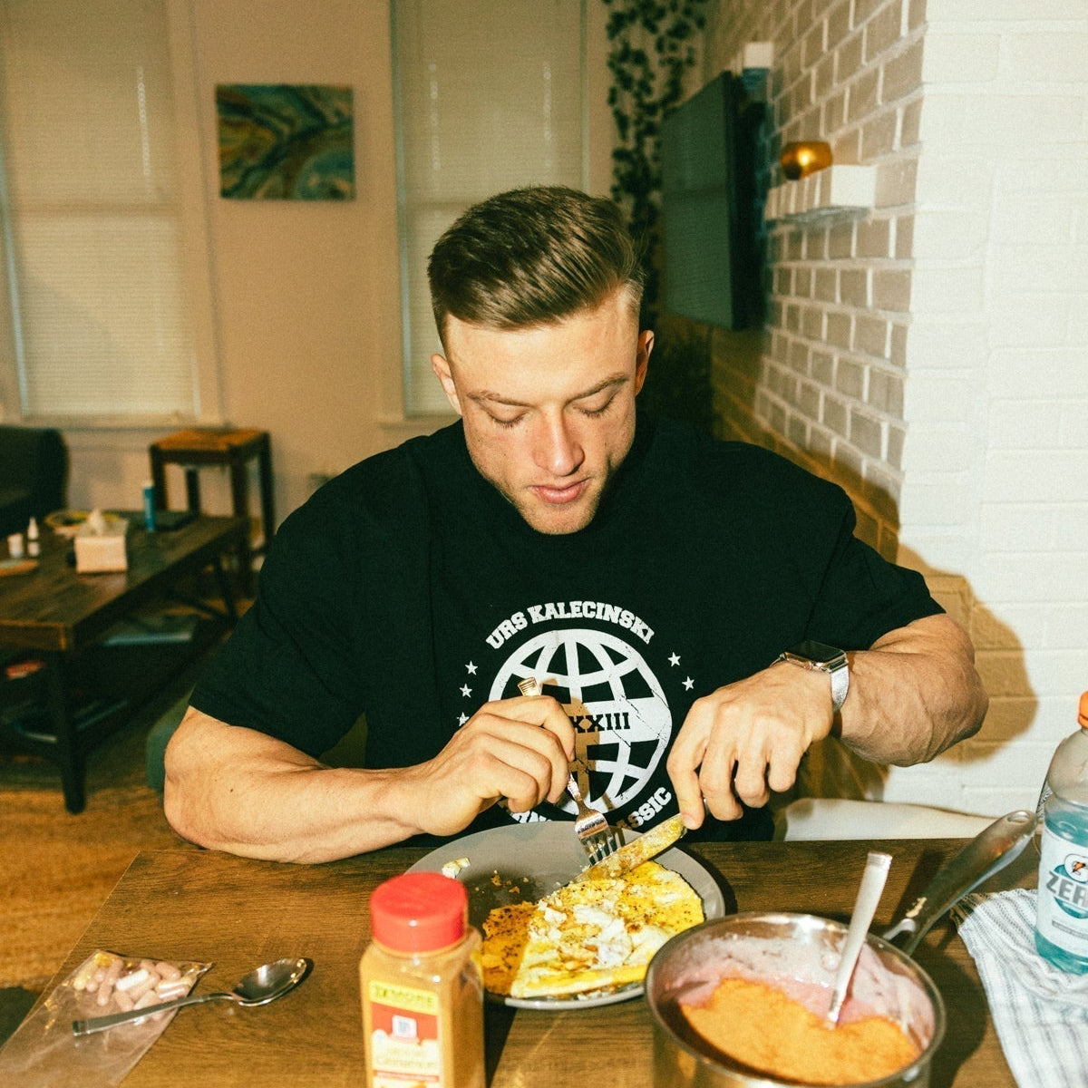Bodybuilder Urs Kalecinski beim Essen – Flexible Ernährung (IIFYM) für Muskelaufbau und Wettkampfvorbereitung