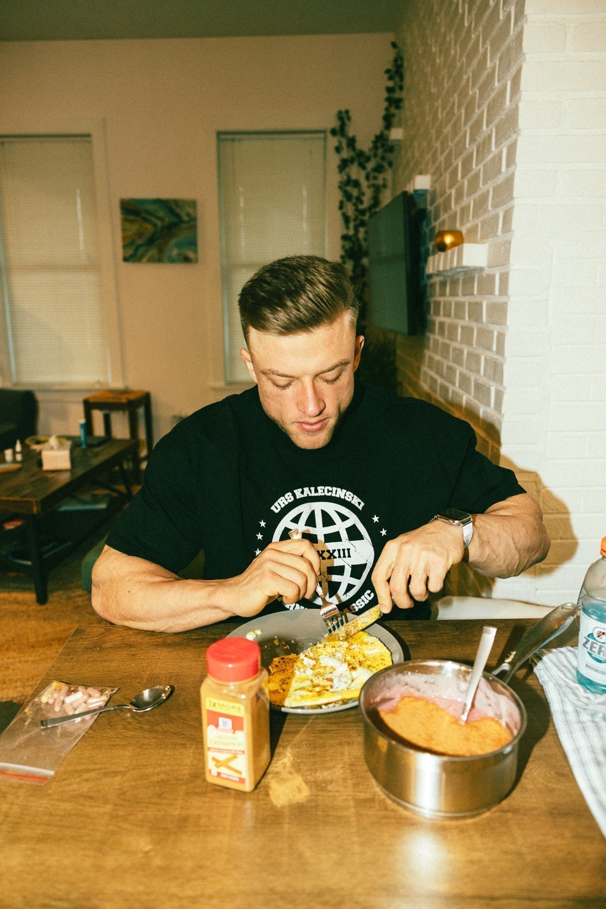 Bodybuilder Urs Kalecinski beim Essen – Flexible Ernährung (IIFYM) für Muskelaufbau und Wettkampfvorbereitung