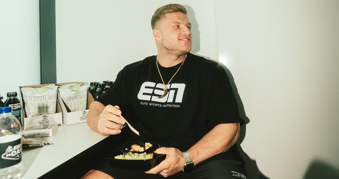 Bodybuilder Urs Kalecinski beim Essen – Ernährung und Regeneration mit Intermittent Fasting für Muskelaufbau