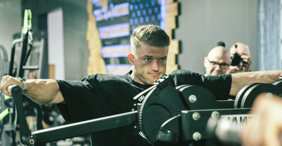 Urs Kalecinski beim Training – Bodybuilding, Kraftsport und Muskelaufbau mit gezieltem Kaloriendefizit