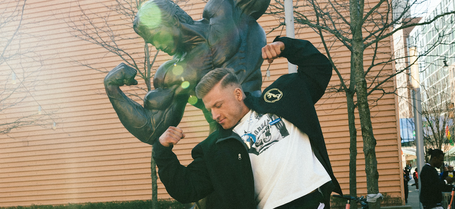 Krafttraining und Mindset – Bodybuilder Urs Kalecinski posiert 