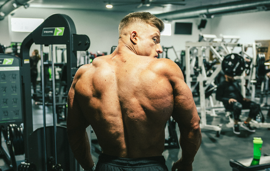 Bodybuilder Urs Kalecinski zeigt seine definierte Rückenmuskulatur – Muskelaufbau mit Mind-Muscle Connection