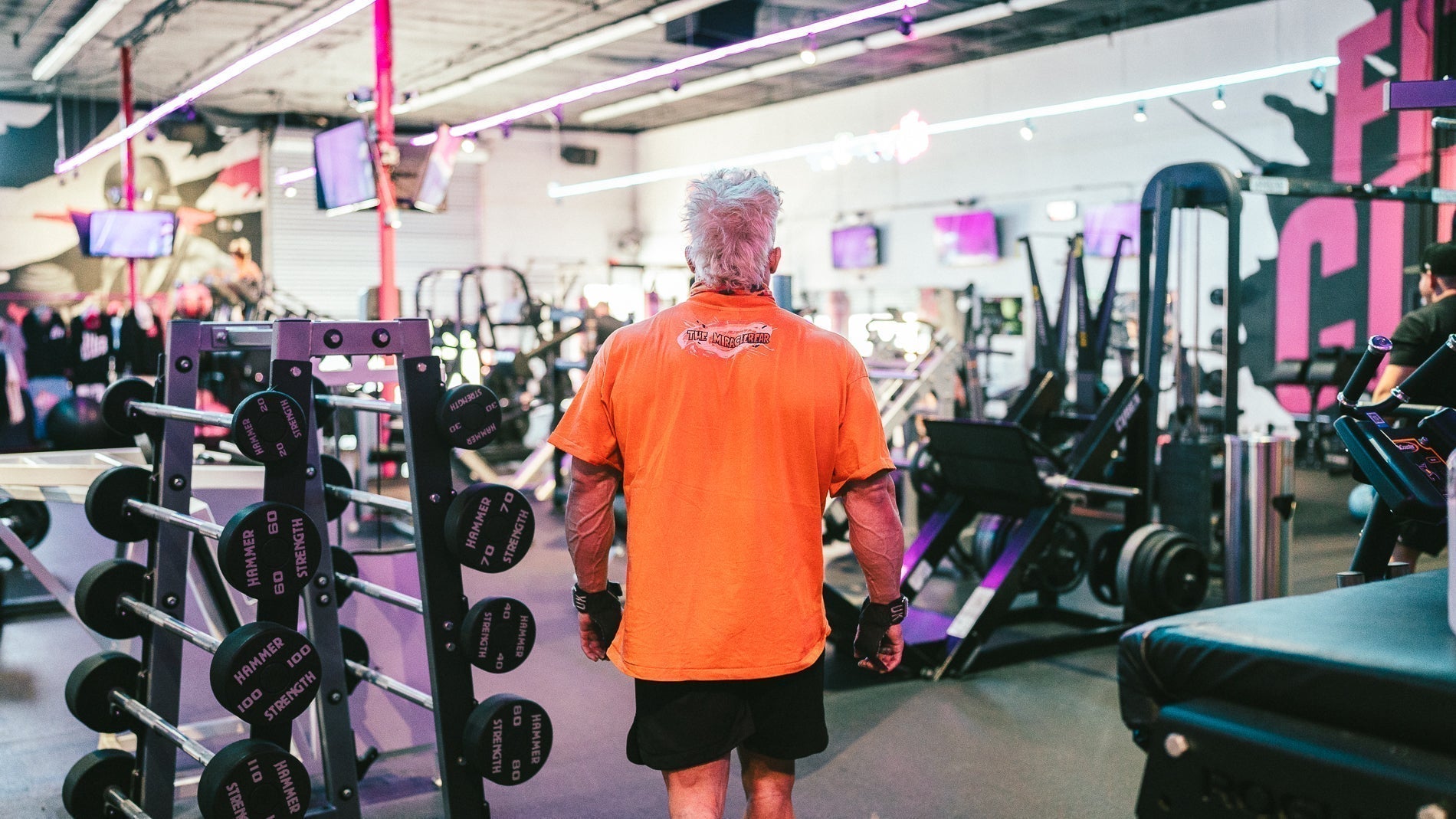 Urs Kalecinski im Gym beim Krafttraining