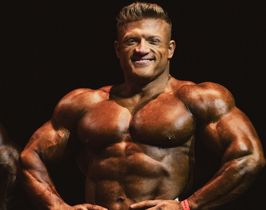 Bodybuilder Urs Kalecinski auf der Bühne während eines Bodybuilding-Wettkampfs