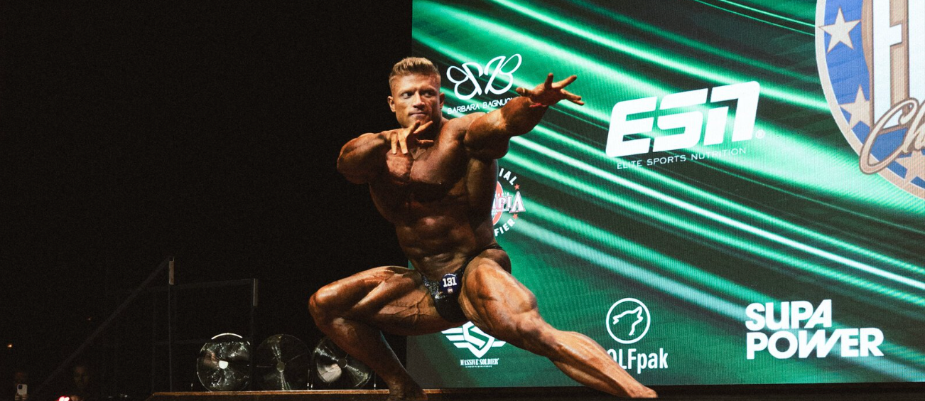 Men's Open Bodybuilder Urs Kalecisnki beim Posen auf der Bühne