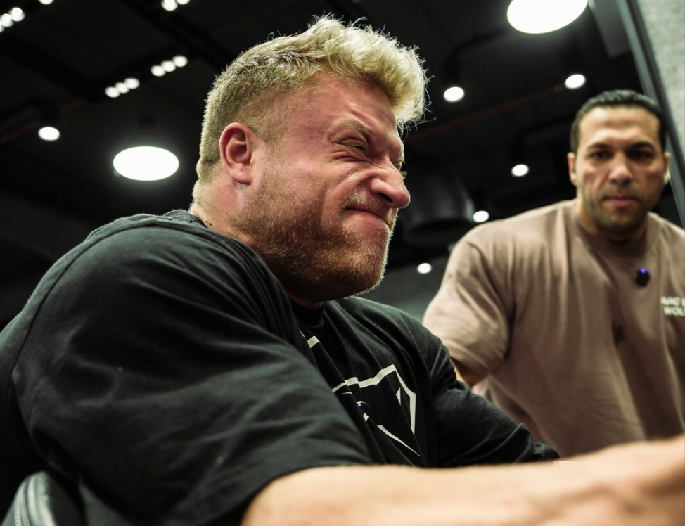 Urs Kalecinski beim Bodybuilding-Training – Fokus auf Fitness, Muskelaufbau und Wettkampfvorbereitung
