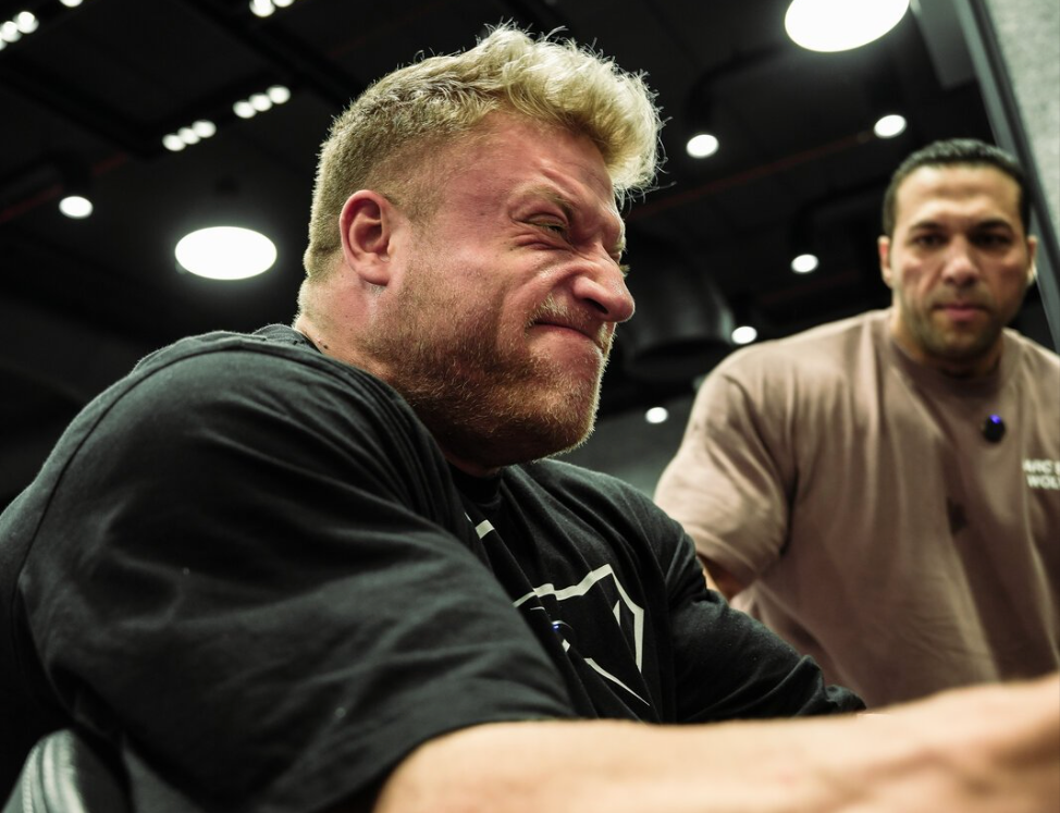 Urs Kalecinski beim Bodybuilding-Training – Fokus auf Fitness, Muskelaufbau und Wettkampfvorbereitung