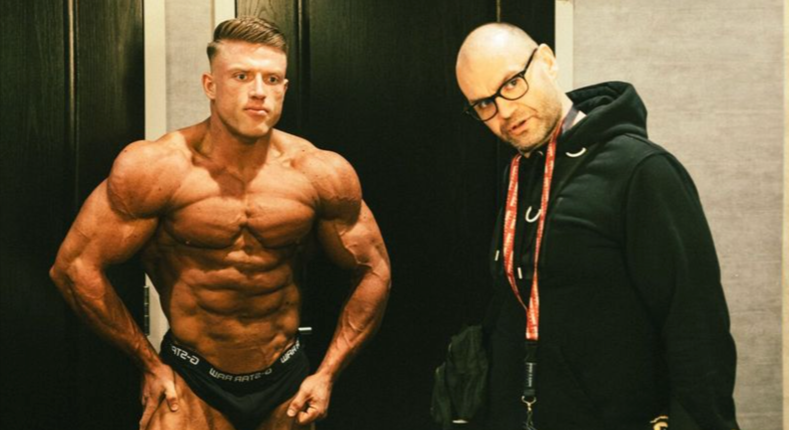 Bodybuilder Urs Kalecinski beim Posing mit seinem Trainer während der Onseason 