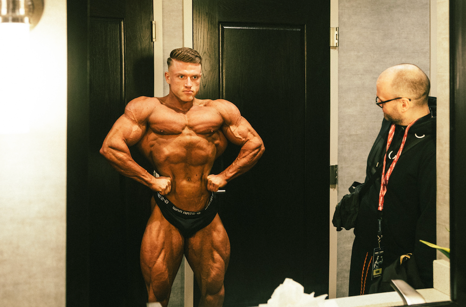 Bodybuilding-Profi Urs Kalecinski beim Posing 