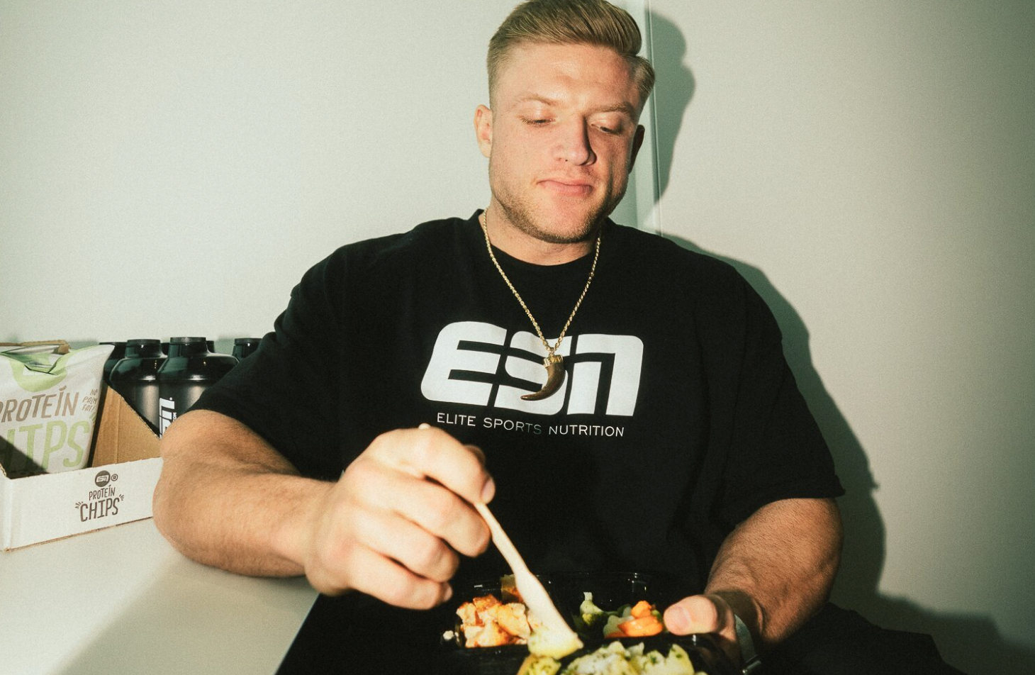 Bodybuilder Urs Kalecinski beim Essen – optimale Ernährung für Muskelaufbau, Regeneration und Trainingsplan im Bodybuilding, Fitness und Kraftsport.
