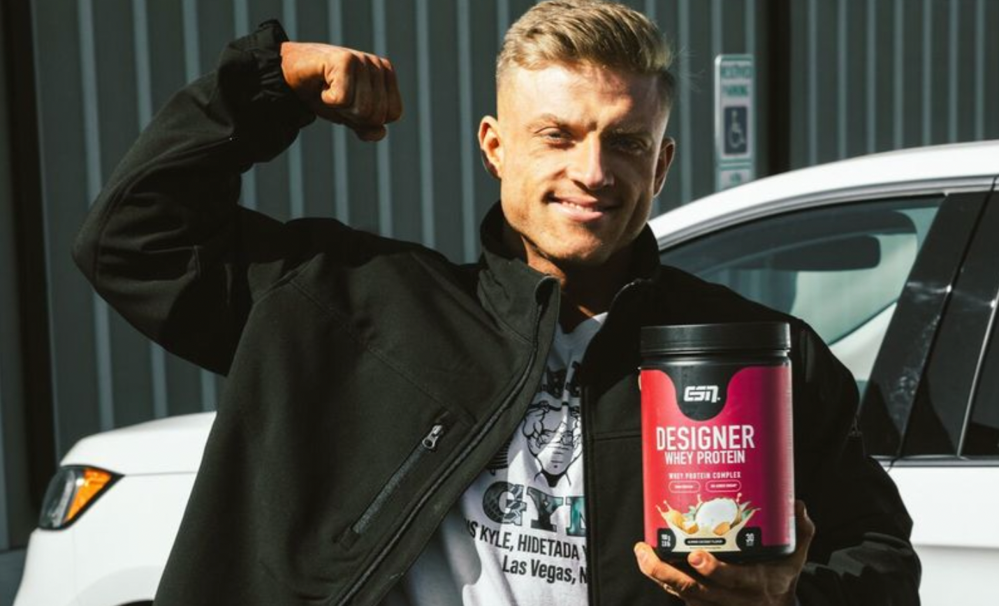 Whey Protein in der Hand von Urs Kalecinski 