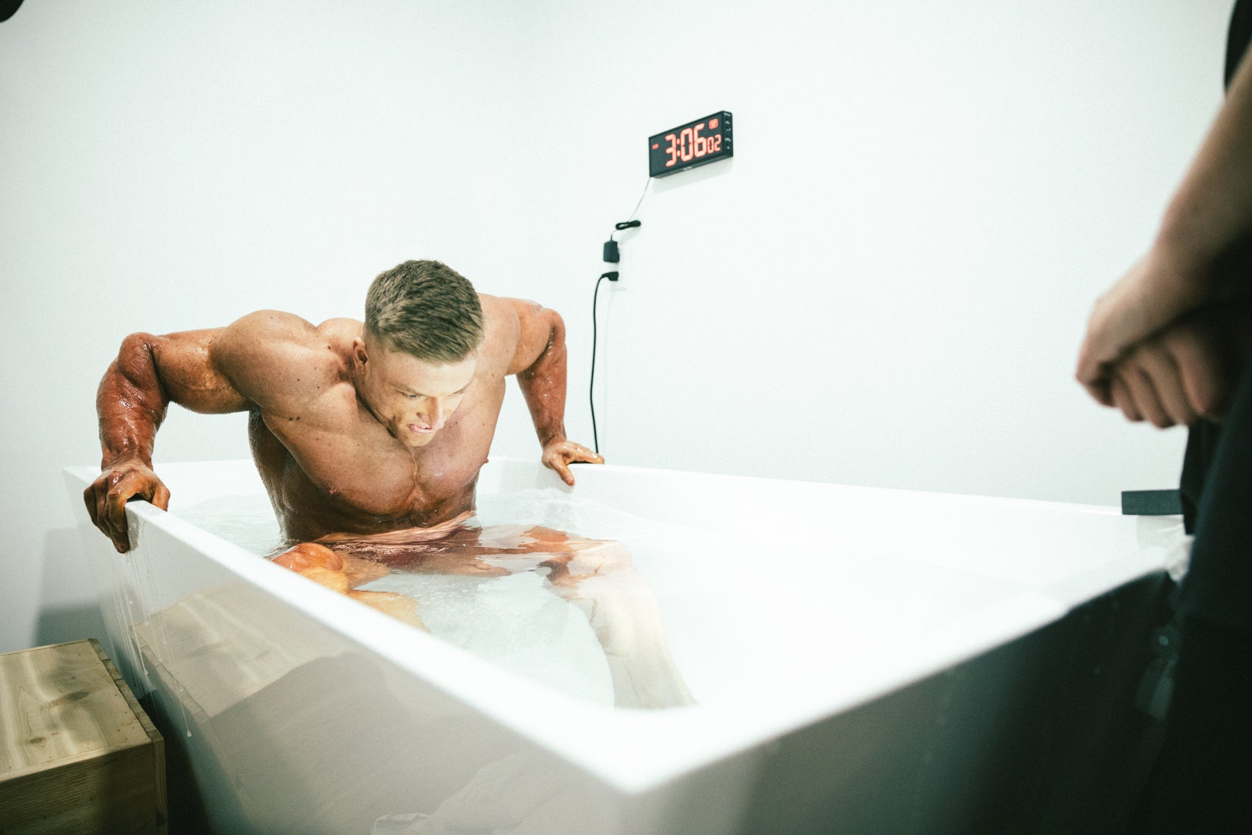 Cold Plunge zur Regeneration im Bodybuilding – Urs Kalecinski im Eisbad für Muskelaufbau und Fitness