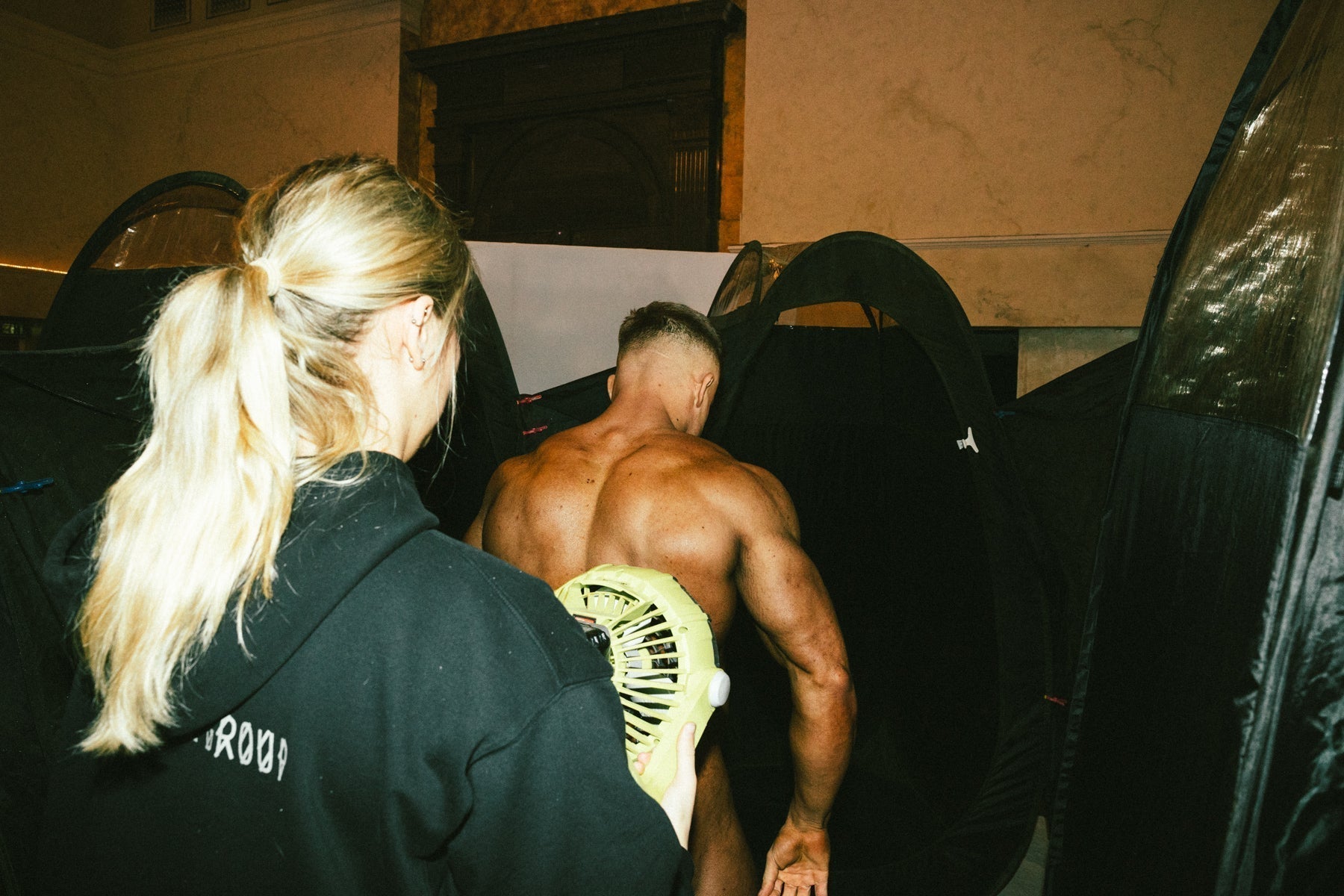 Urs Kalecinski erhält Tanning für den Wettkampf