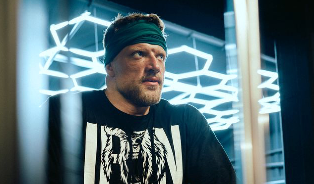 Urs Kalecinski im Fitnessstudio beim Krafttraining