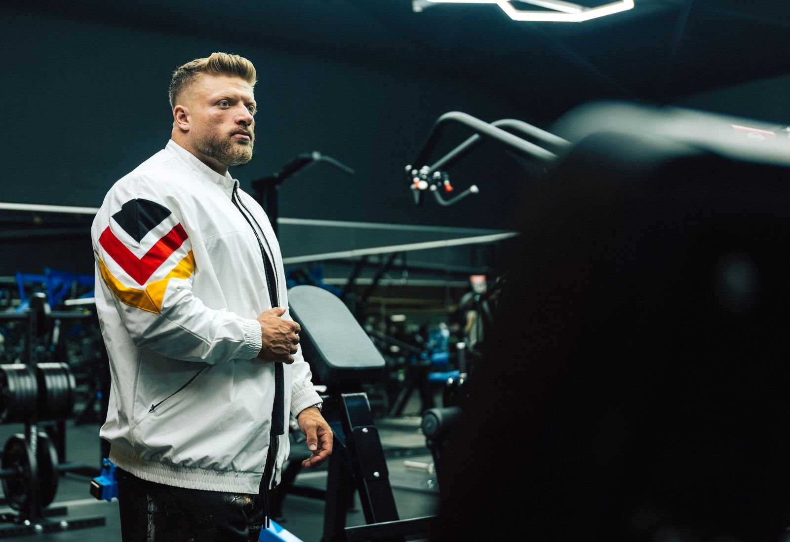 Urs Kalecinski trägt eine Jacke von Miraclebear