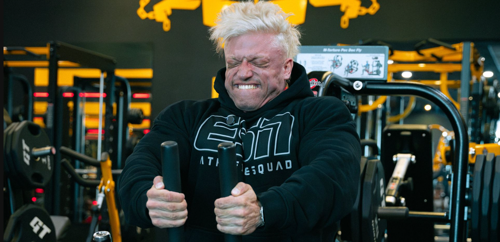Urs Kalecinski beim Bodybuilding-Training im Gym – Krafttraining für Muskelaufbau und Regeneration