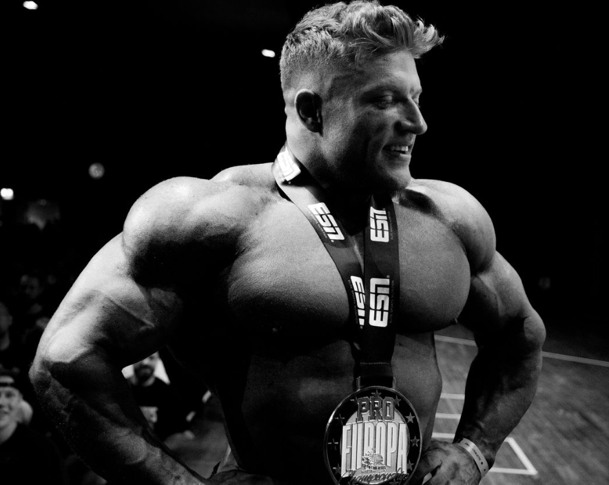 Urs Kalecinski auf der Bodybuilding-Bühne bei einem Classic-Physique-Wettkampf