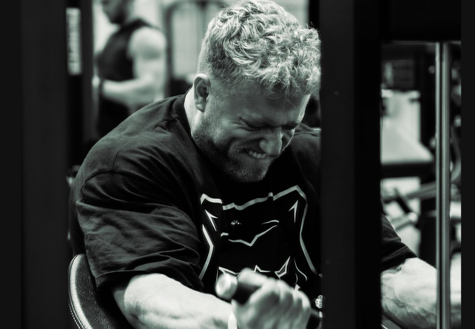 Urs Kalecinski beim Training im Fitnessstudio – intensives Krafttraining für Muskelaufbau im Bodybuilding mit strukturiertem Trainingsplan.