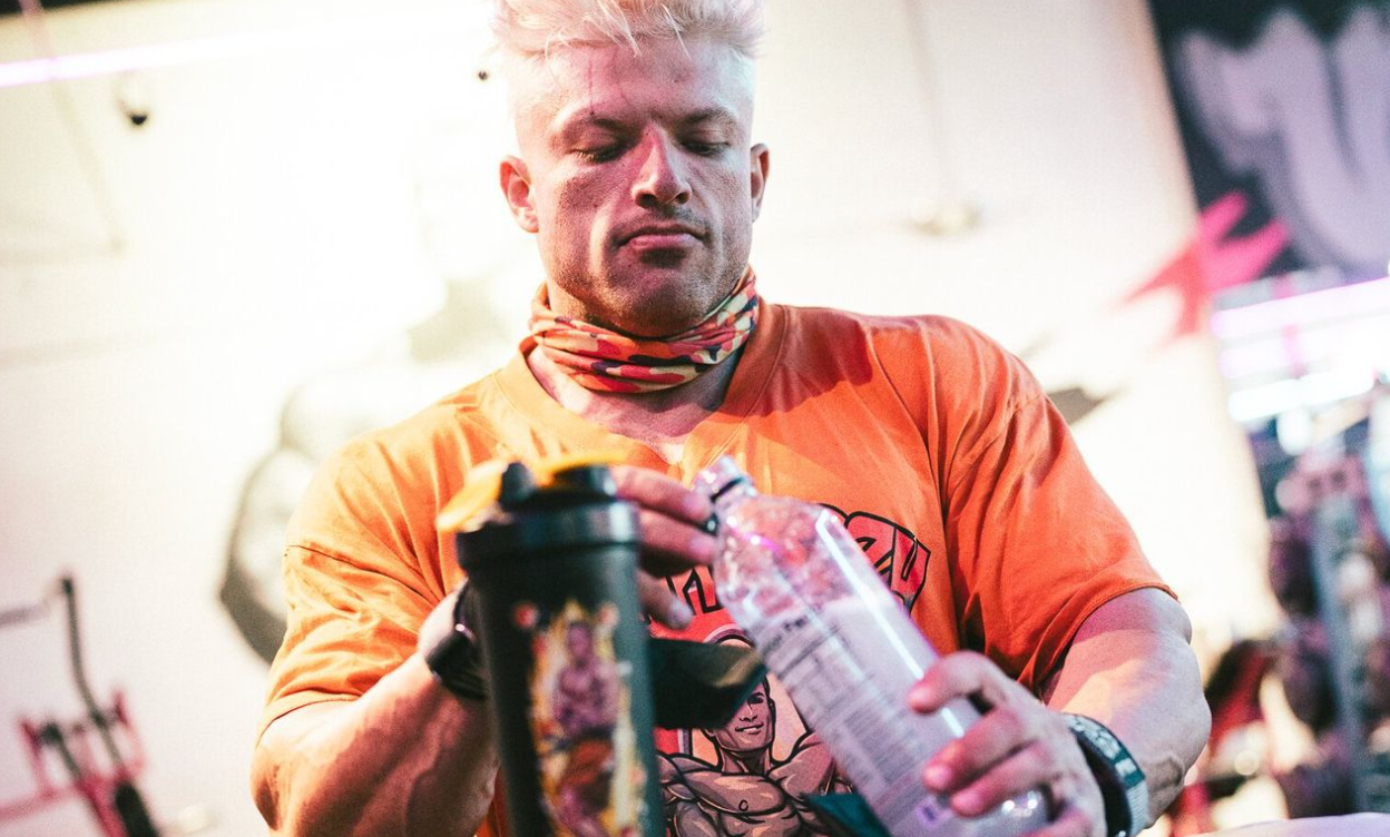Urs Kalecinski trinkt ein Supplement – idealer Begleiter für Muskelaufbau, Bodybuilding Supplements und Fitnessstudio Trainingspläne.