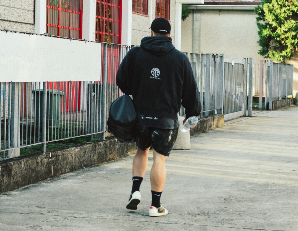 Urs auf dem Weg ins Gym – Bereit für ein intensives Bodybuilding- und Krafttraining