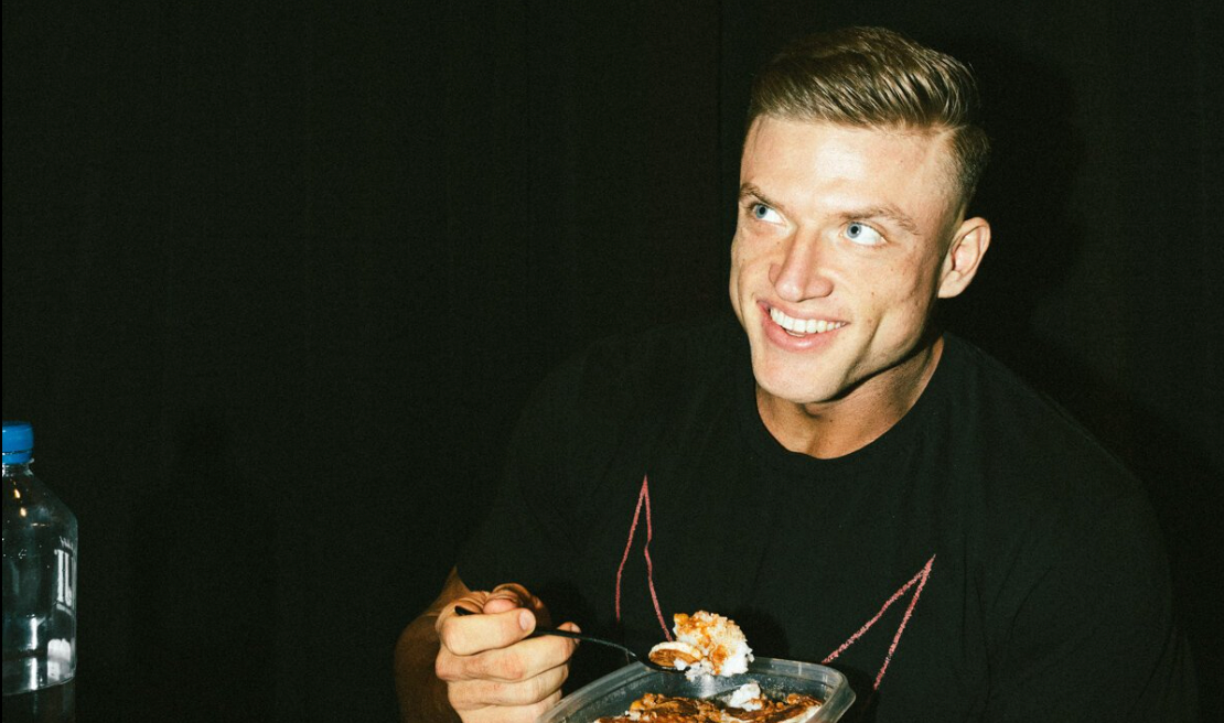 Bodybuilder Urs Kalecinski beim Essen – Fokus auf Muskelaufbau Ernährung und proteinreiche Rezepte