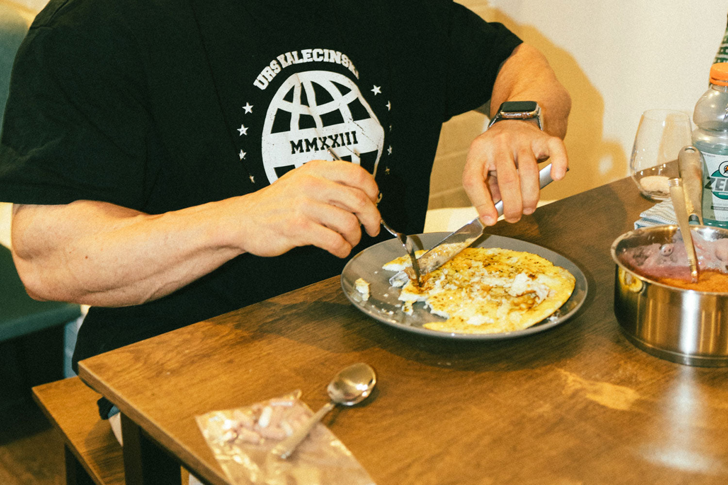 Urs Kalecinski beim Essen – Ernährung für Muskelaufbau, Regeneration und Wettkampfvorbereitung im Bodybuilding