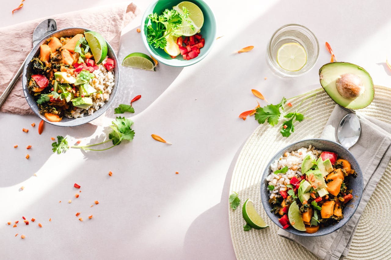 Teller mit gesundem Essen – Carb Cycling