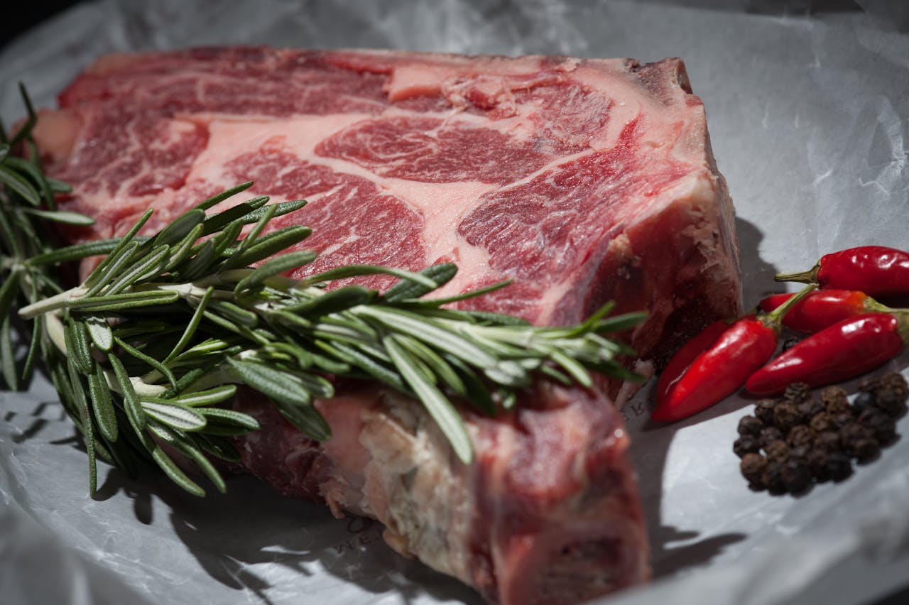 Ein Stück Fleisch als natürliche Proteinquelle – essenziell für Muskelaufbau