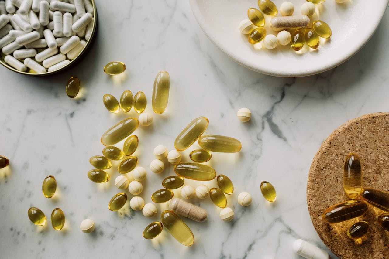 „Supplement-Kapseln – EAAs vs. BCAAs für Muskelaufbau, Regeneration und Kraftsport