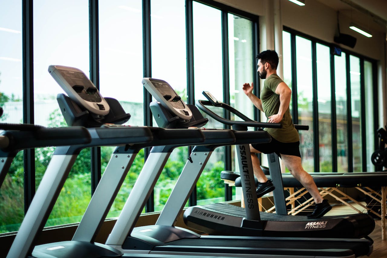 Mann auf Laufband - Effektives Ausdauertraining im Kraftsport und Fitness.