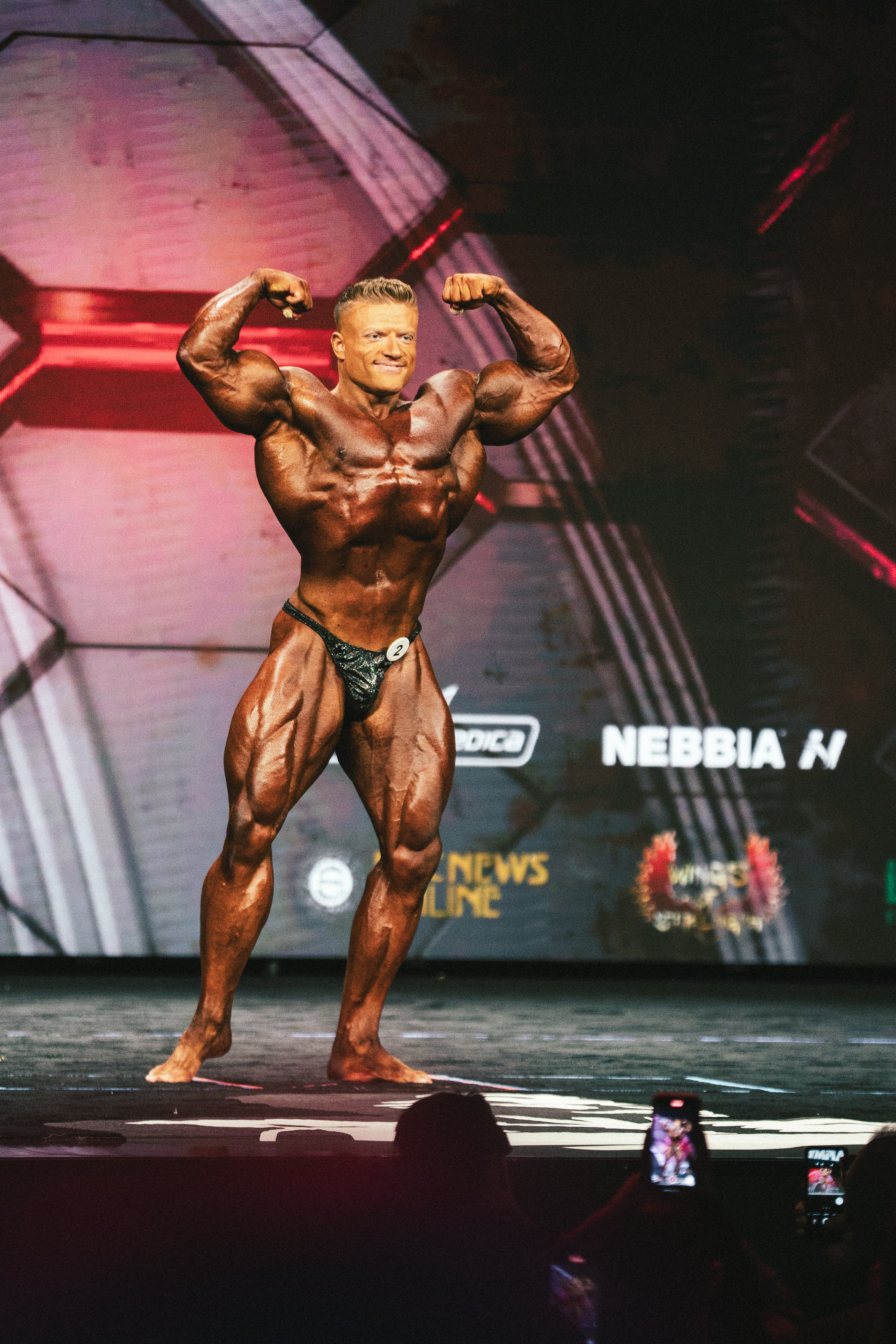 Men's Open Bodybuilder Urs Kalecinski auf der Wettkampfbühne