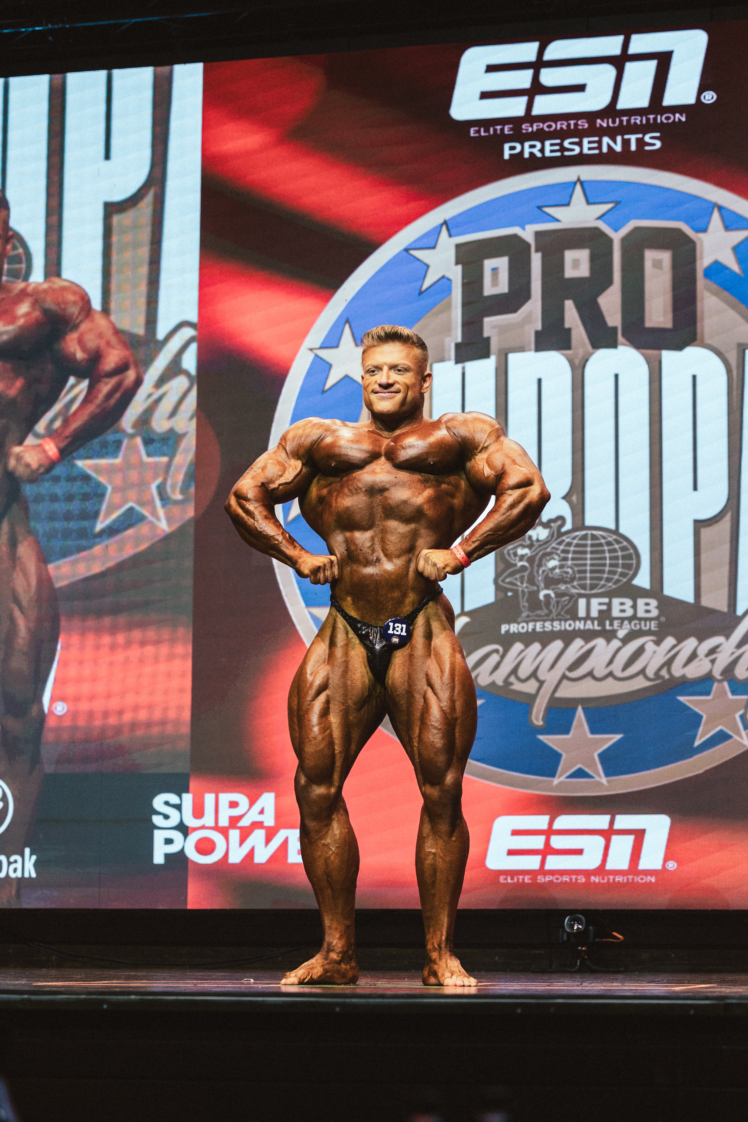Urs Kalecinski – Men’s Open Bodybuilder auf der Bühne